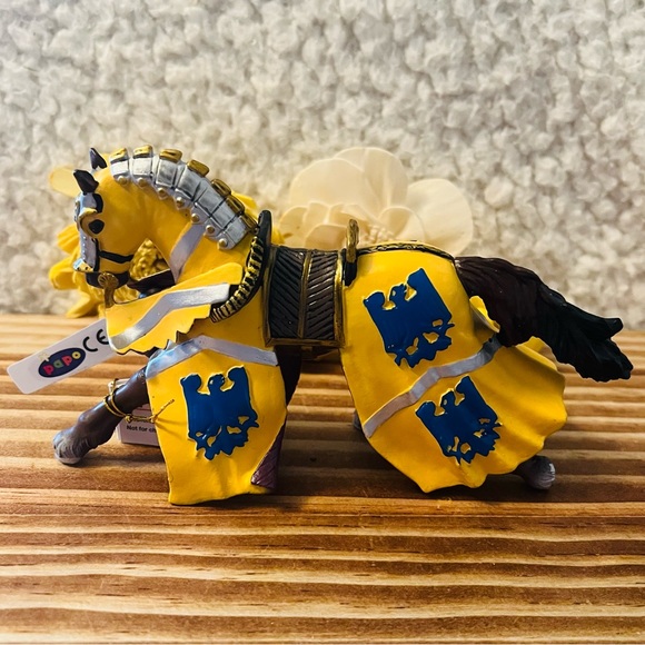 Beautiful RETIRED w/ALL TAGS Knight & Horse - Picture 5 of 10